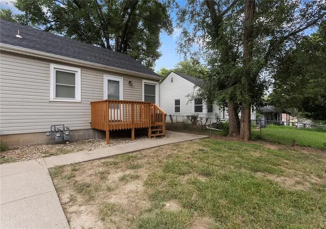 3rd image of 948 Cheyenne St, Leavenworth, KS 66048 | MLS# 2635948