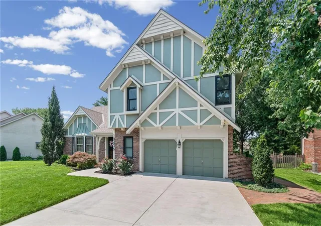 Photo 3 of Sale Pending at 10436 Flint St, Overland Park, KS 66214 | MLS# 2635963 | Listing updated on 2026-09-04