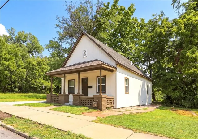 Photo 3 of Sale Pending at 1604 N 9th Street, Kansas City, KS 66101 | MLS# 2635968 | Listing updated on 2026-08-31
