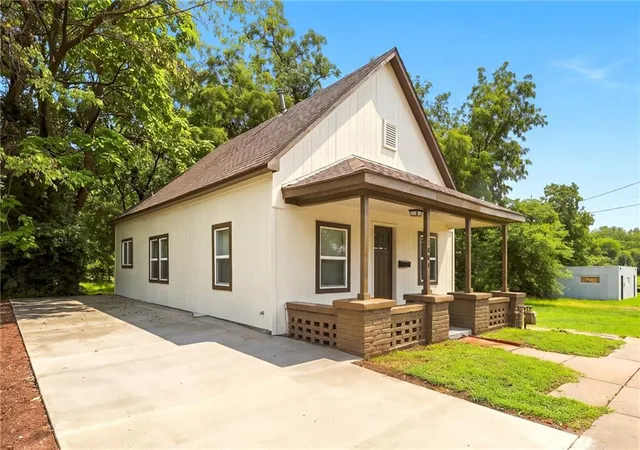 Photo 3 of Sale Pending at 1604 N 9th Street, Kansas City, KS 66101 | MLS# 2635968 | Listing updated on 2026-08-31