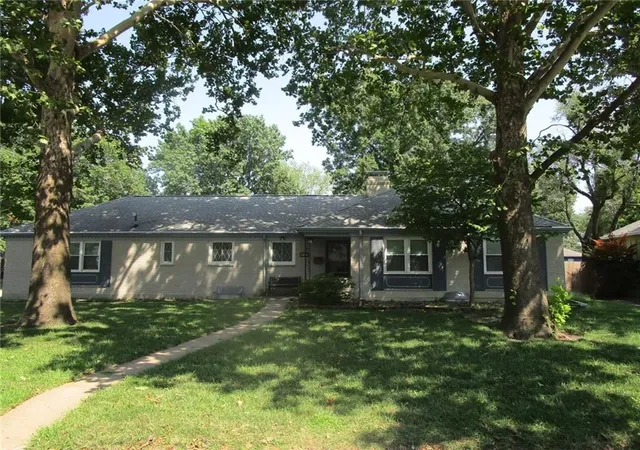 2nd image of 600 S Edgemere Dr, Olathe, KS 66061 | MLS# 2635975