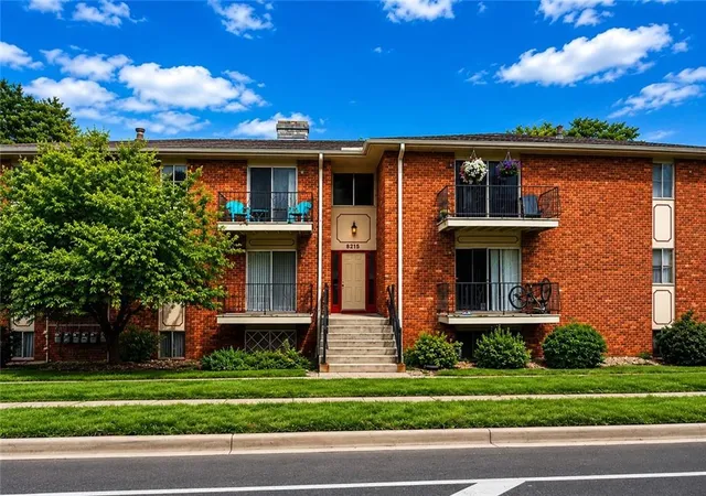 2nd image of 8215 Santa Fe Dr #2, Overland Park, KS 66204 | MLS# 2635979