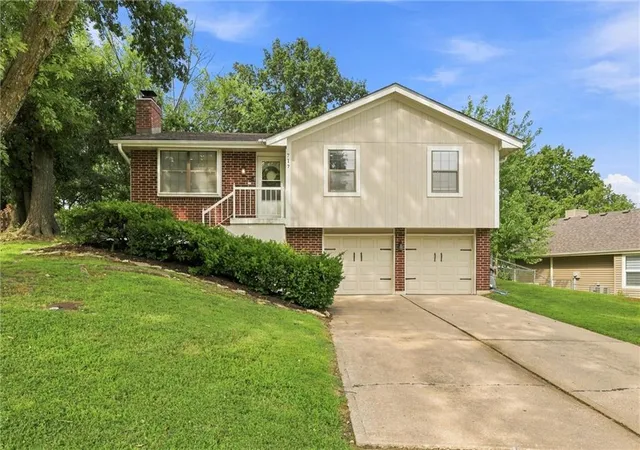 Photo 1 of Sale Pending at 717 Se Parkwood Ct, Blue Springs, MO 64014 | MLS# 2635980 | Listing updated on 2026-09-02