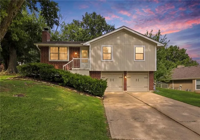 Photo 2 of Sale Pending at 717 Se Parkwood Ct, Blue Springs, MO 64014 | MLS# 2635980 | Listing updated on 2026-09-02
