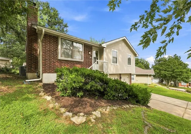 Photo 3 of Sale Pending at 717 Se Parkwood Ct, Blue Springs, MO 64014 | MLS# 2635980 | Listing updated on 2026-09-02
