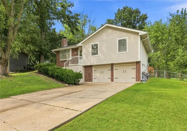 Photo 3 of Sale Pending at 717 SE Parkwood Ct, Blue Springs, MO 64014 | MLS# 2635980 | Listing updated on 2026-09-02