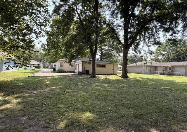 2nd image of 708 S Woodland St, Pittsburg, KS 66762 | MLS# 2636005