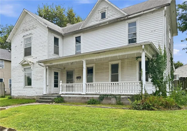 1st image of 605 W Peoria St, Paola, KS 66071 | MLS# 2636006
