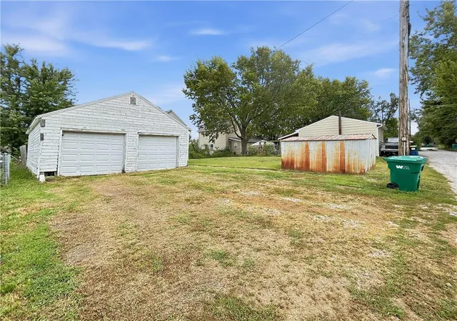 36th image of 605 W Peoria St, Paola, KS 66071 | MLS# 2636006