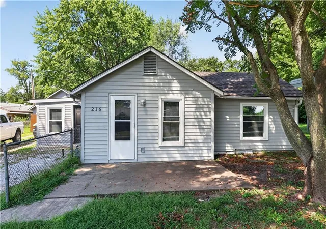 Photo 1 of Sale Pending at 216 S Hunter St, Independence, MO 64050 | MLS# 2636016 | Listing updated on 2026-09-08