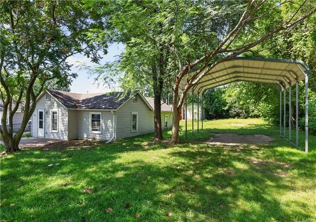 Photo 3 of Sale Pending at 216 S Hunter St, Independence, MO 64050 | MLS# 2636016 | Listing updated on 2026-09-08