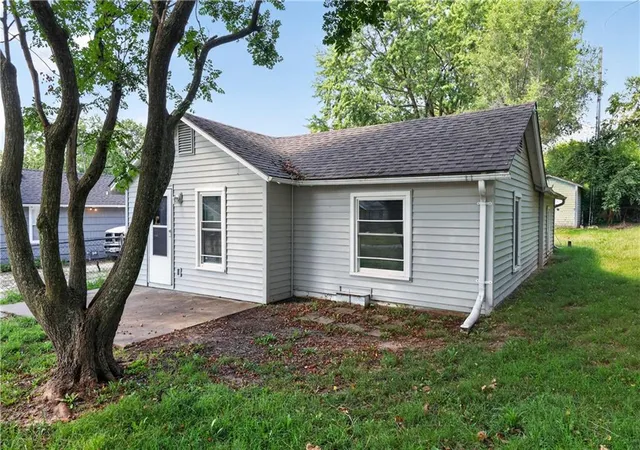 Photo 4 of Sale Pending at 216 S Hunter St, Independence, MO 64050 | MLS# 2636016 | Listing updated on 2026-09-08