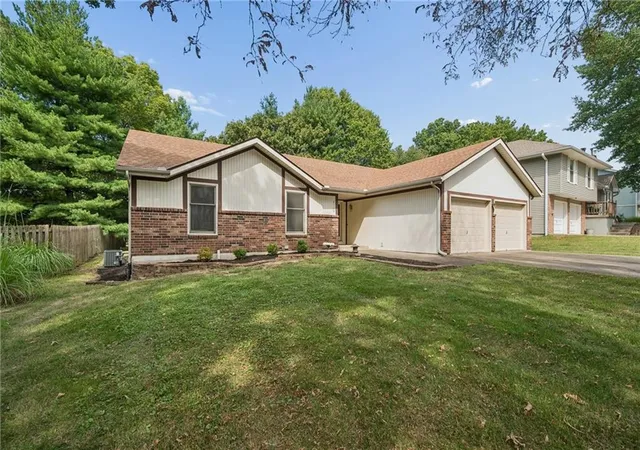 Photo 2 of Sale Pending at 8520 N Campbell St, Kansas City, MO 64155 | MLS# 2636017 | Listing updated on 2026-09-04