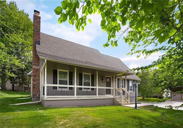 Photo 2 of Single family home for sale at 1636 Ne Thames Dr, Lee's Summit, MO 64086 | MLS# 2636023 | Listing updated on 2026-09-28
