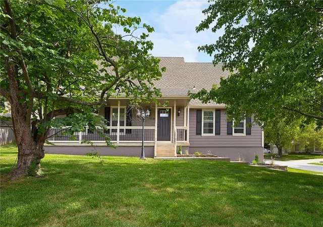 Photo 3 of Single family home for sale at 1636 Ne Thames Dr, Lee's Summit, MO 64086 | MLS# 2636023 | Listing updated on 2026-09-28
