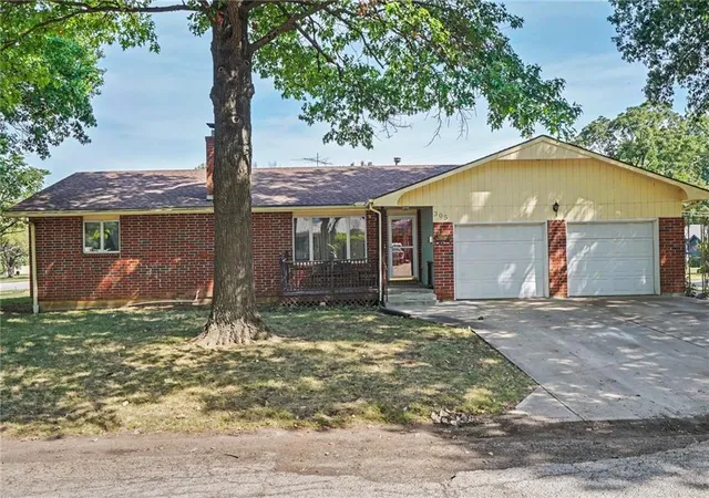 1st image of 305 E Monroe St, Garnett, KS 66032 | MLS# 2636030