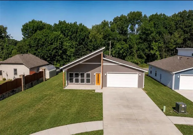 1st image of 1501 Ashton Wy, Pittsburg, KS 66762 | MLS# 2636037