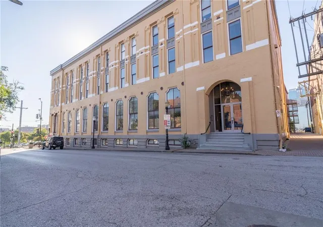 24th image of 113 W 5th St #303, Kansas City, MO 64105 | MLS# 2636038