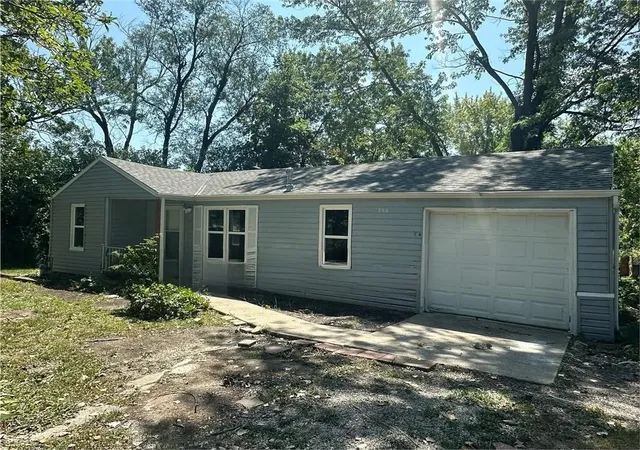 1st image of 205 Se 16th St, Lee's Summit, MO 64081 | MLS# 2636045