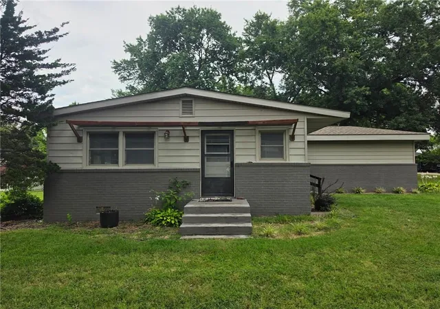 2nd image of 504 Utah St, Pittsburg, KS 66762 | MLS# 2636049