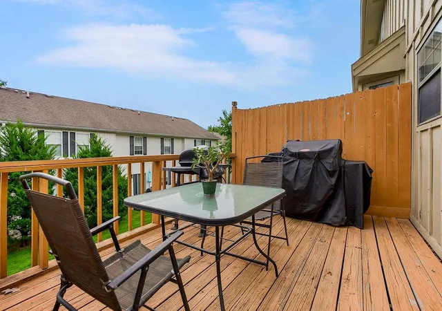 2nd image of 404 NE 6th St, Blue Springs, MO 64014