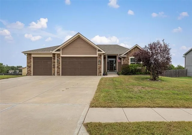 2nd image of 200 Rock Creek Ter, Smithville, MO 64089 | MLS# 2636053