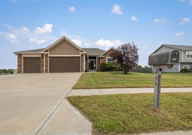 3rd image of 200 Rock Creek Ter, Smithville, MO 64089 | MLS# 2636053