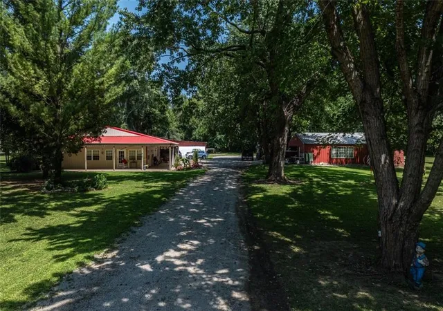 Photo 4 of Sale Pending at 1215 Parker Rd, St Joseph, MO 64504 | MLS# 2636060 | Listing updated on 2026-09-29