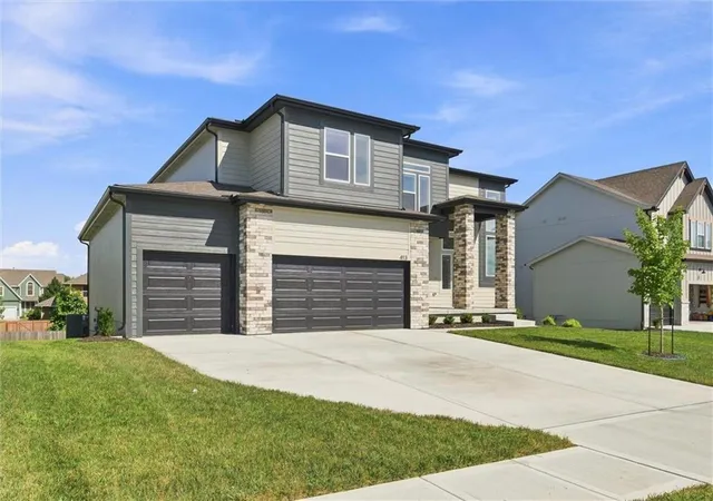 2nd image of 413 Woodview Dr, Raymore, MO 64083 | MLS# 2636061
