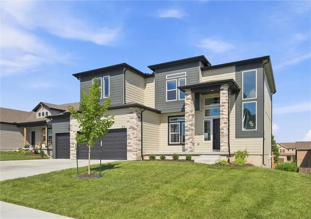 Photo 3 of Single family home for sale at 413 Woodview Dr, Raymore, MO 64083 | MLS# 2636061 | Listing updated on 2026-08-29