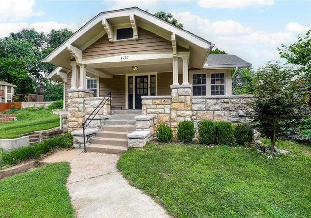 Single family home for sale at 4937 Westwood Rd, Kansas City, MO 64112 | MLS# 2636067