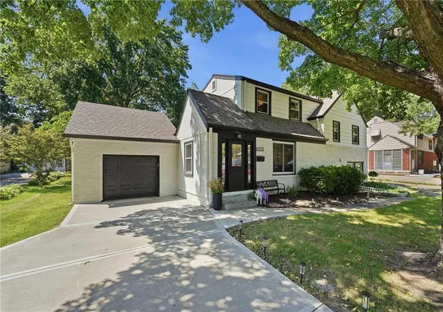 Photo 2 of Single family home for sale at 6920 Walmer St, Overland Park, KS 66204 | MLS# 2636074 | Listing updated on 2026-09-03