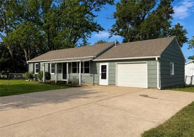 2nd image of 1037 S Brockway St, Olathe, KS 66061 | MLS# 2636075
