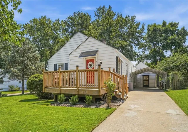 Photo 2 of Sale Pending at 601 W 86th Terrace, Kansas City, MO 64114 | MLS# 2636077 | Listing updated on 2026-09-04