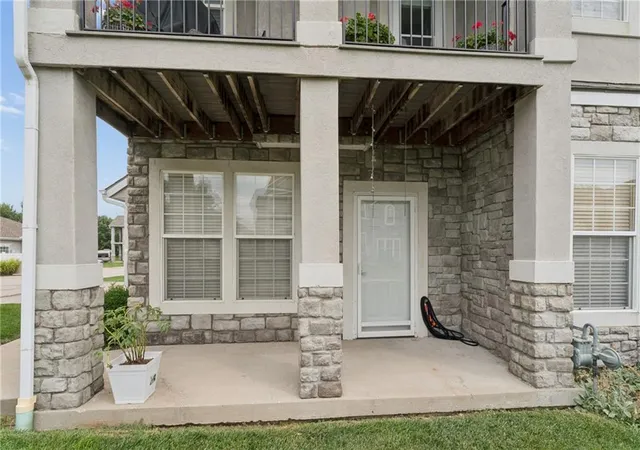 4th image of 15945 S Crestview Dr, Olathe, KS 66062 | MLS# 2636115