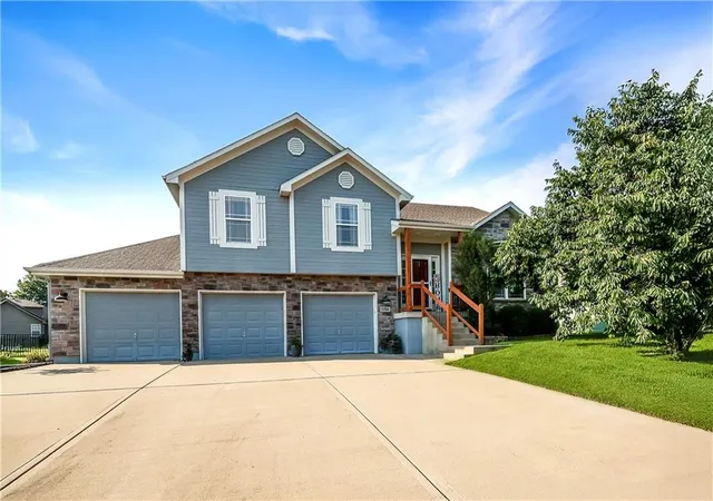 1st image of 11704 Centennial St, Peculiar, MO 64078 | MLS# 2636126
