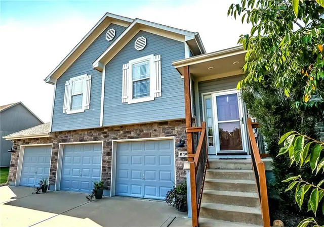 image of 11704 Centennial St, Peculiar, MO 64078 | MLS# 2636126