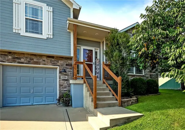 image of 11704 Centennial St, Peculiar, MO 64078 | MLS# 2636126