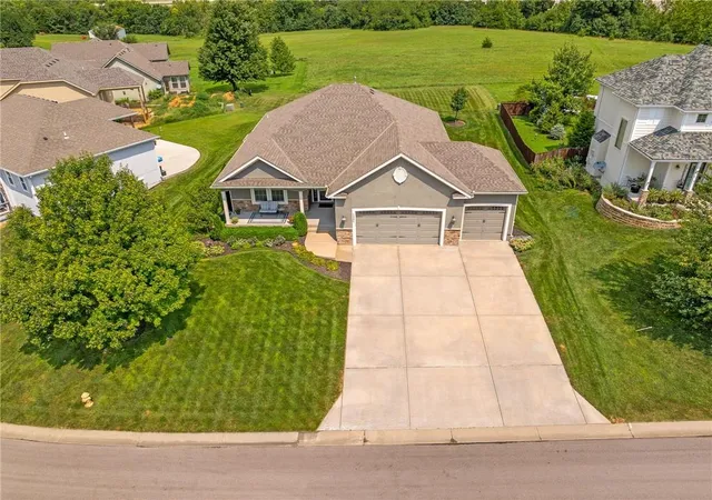 2nd image of 13286 Davis Ave, Bonner Springs, KS 66012 | MLS# 2636134