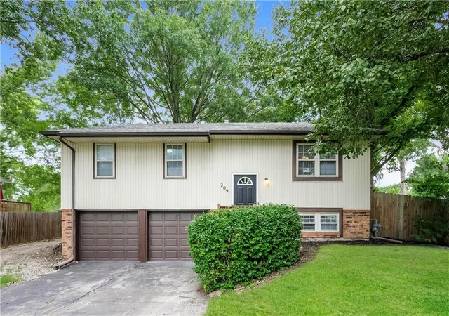1st image of 209 Valley Dr, Grain Valley, MO 64029 | MLS# 2636137