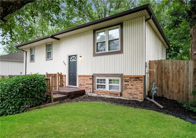 2nd image of 209 Valley Dr, Grain Valley, MO 64029 | MLS# 2636137