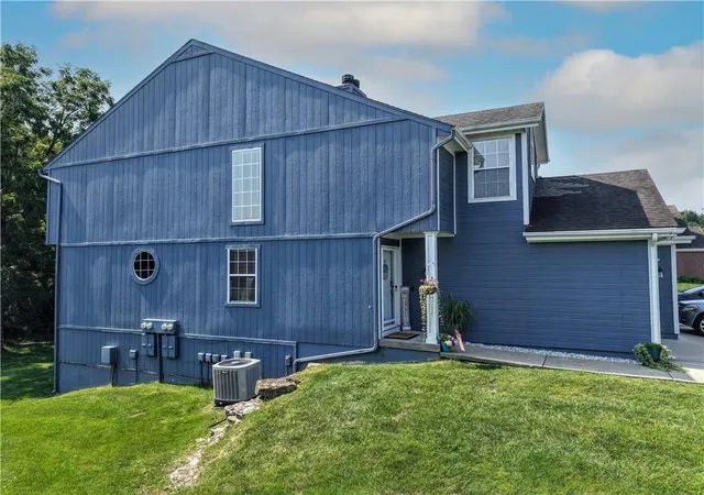 Photo 2 of Sale Pending at 5531 Nw Moonlight Meadow Dr, Lees Summit, MO 64064 | MLS# 2636141 | Listing updated on 2026-08-16