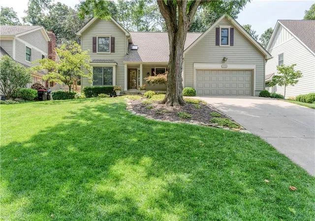 2nd image of 9613 W 115th Ter, Overland Park, KS 66210 | MLS# 2636153