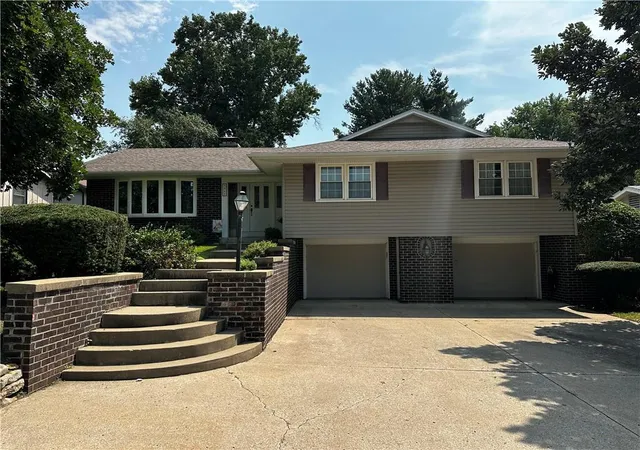Photo 1 of Sale Pending at 3343 Chatham Ave, Saint Joseph, MO 64506 | MLS# 2636156 | Listing updated on 2026-08-20