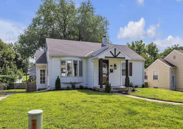 Photo 2 of Single family home for sale at 2611 Parallel Ave, St Joseph, MO 64506 | MLS# 2636158 | Listing updated on 2026-09-23