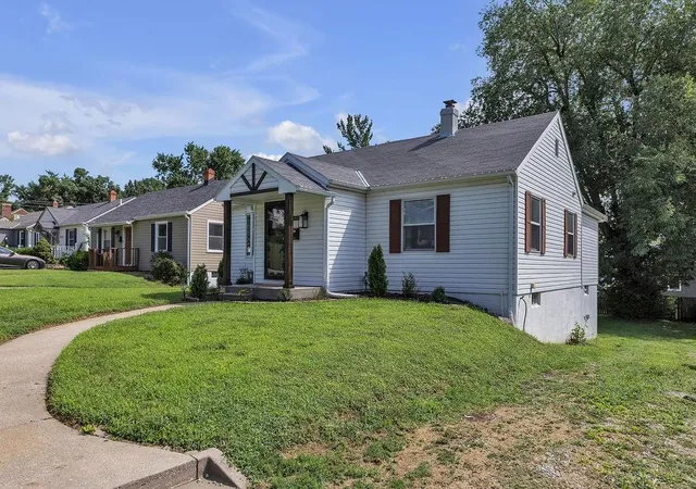 Photo 3 of Single family home for sale at 2611 Parallel Ave, St Joseph, MO 64506 | MLS# 2636158 | Listing updated on 2026-09-23