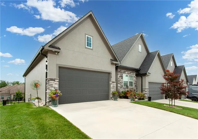 Photo 1 of Townhouse for sale at 809 Ne Algonquin St, Lees Summit, MO 64064 | MLS# 2636166 | Listing updated on 2026-10-08