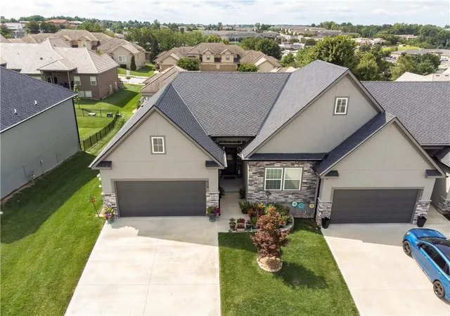 Single family home for sale at 809 NE Algonquin St, Lees Summit, MO 64064 | MLS# 2636166