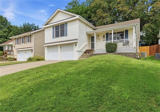 Photo 2 of Sale Pending at 1706 Nw 63rd Terrace, Kansas City, MO 64118 | MLS# 2636170 | Listing updated on 2026-08-24