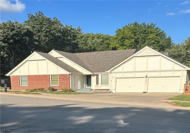 2nd image of 1231 Wildbriar Dr, Liberty, MO 64068 | MLS# 2636174